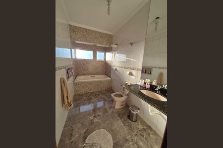 Casa para alugar com 250m², 3 quartos e 3 vagas Casa para alugar com 250m², 3 quartos e 3 vagasSuíte