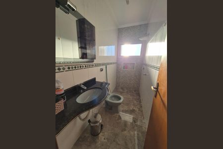 Casa para alugar com 250m², 3 quartos e 3 vagasBanheiro social
