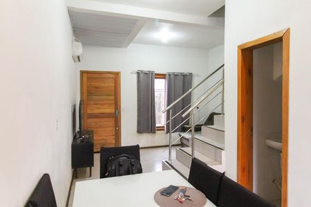 Casa à venda com 70m², 2 quartos e 4 vagas Casa à venda com 70m², 2 quartos e 4 vagasSala