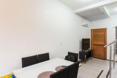 Casa à venda com 70m², 2 quartos e 4 vagas Casa à venda com 70m², 2 quartos e 4 vagasSala
