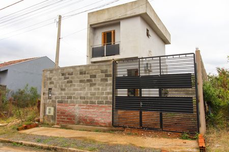 Casa à venda com 70m², 2 quartos e 4 vagas Casa à venda com 70m², 2 quartos e 4 vagasFachada