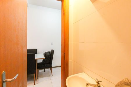 Casa à venda com 70m², 2 quartos e 4 vagas Casa à venda com 70m², 2 quartos e 4 vagasLavabo