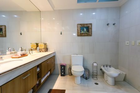 Apartamento à venda com 690m², 5 quartos e 7 vagas Apartamento à venda com 690m², 5 quartos e 7 vagasBanheiro da Suíte 5