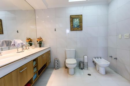 Apartamento à venda com 690m², 5 quartos e 7 vagas Apartamento à venda com 690m², 5 quartos e 7 vagasBanheiro da Suíte 1