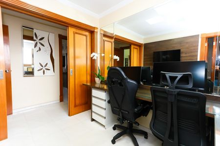 Apartamento à venda com 690m², 5 quartos e 7 vagas Apartamento à venda com 690m², 5 quartos e 7 vagasEscritório