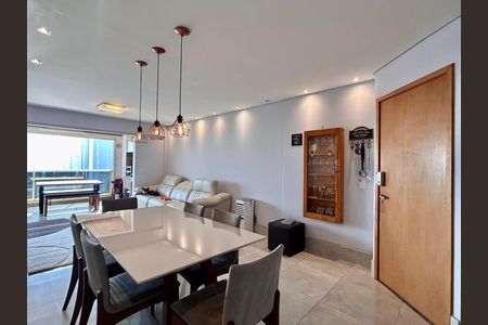 Apartamento à venda com 105m², 3 quartos e 2 vagas Apartamento à venda com 105m², 3 quartos e 2 vagasSala de Jantar