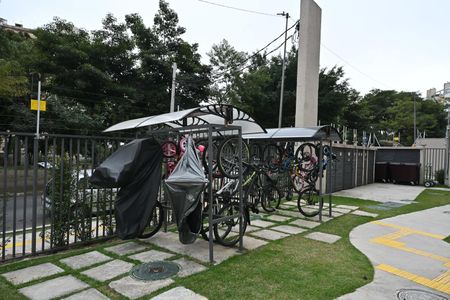 Bicicletário de apartamento para alugar com 2 quartos, 32m² em Vila Suzana, São Paulo