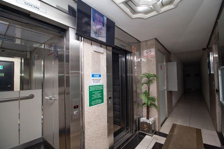 Apartamento à venda com 56m², 2 quartos e 1 vaga Apartamento à venda com 56m², 2 quartos e 1 vagaHall social