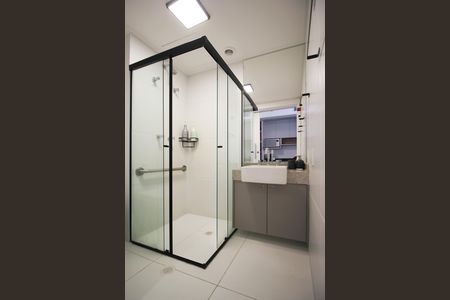 Banheiro de kitnet/studio para alugar com 1 quarto, 23m² em Indianópolis, São Paulo