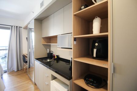 Cozinha de kitnet/studio para alugar com 1 quarto, 23m² em Indianópolis, São Paulo