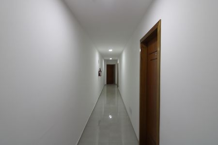 Corredor externo de apartamento para alugar com 2 quartos, 49m² em Vila Ré, São Paulo