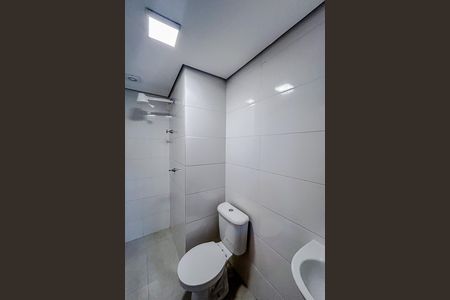 Banheiro social de apartamento para alugar com 1 quarto, 25m² em Vila Carrão, São Paulo