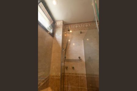 Casa à venda com 924m², 5 quartos e 10 vagas Casa à venda com 924m², 5 quartos e 10 vagasBanheiro da suíte 2