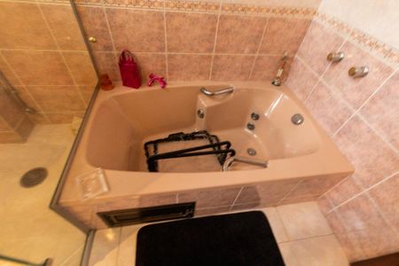 Casa à venda com 924m², 5 quartos e 10 vagas Casa à venda com 924m², 5 quartos e 10 vagasBanheiro da suíte 2