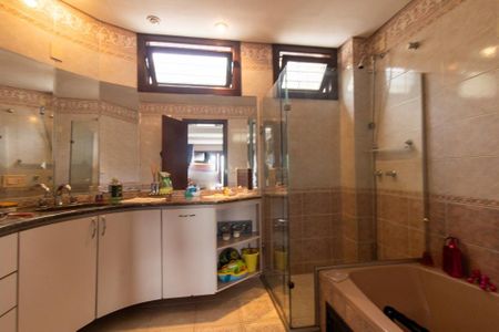 Casa à venda com 924m², 5 quartos e 10 vagas Casa à venda com 924m², 5 quartos e 10 vagasBanheiro da suíte 2