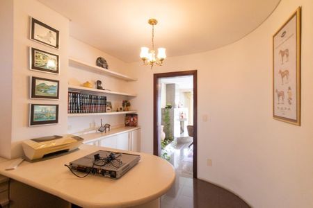 Casa à venda com 924m², 5 quartos e 10 vagas Casa à venda com 924m², 5 quartos e 10 vagasEscritório