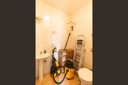Casa à venda com 924m², 5 quartos e 10 vagas Casa à venda com 924m², 5 quartos e 10 vagasBanheiro de serviço 2