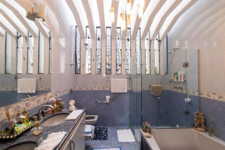Casa à venda com 924m², 5 quartos e 10 vagas Casa à venda com 924m², 5 quartos e 10 vagasBanheiro da suíte