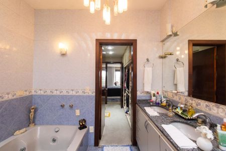 Casa à venda com 924m², 5 quartos e 10 vagas Casa à venda com 924m², 5 quartos e 10 vagasBanheiro da suíte