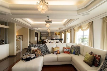 Casa à venda com 5 quartos, 924m² em Guabirotuba, Curitiba