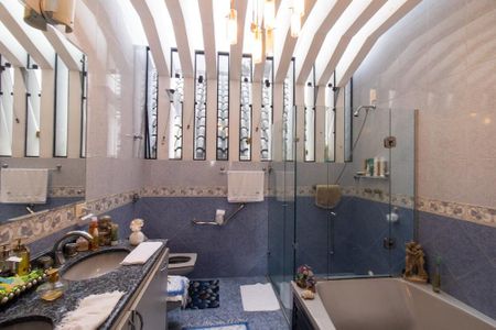 Casa à venda com 924m², 5 quartos e 10 vagas Casa à venda com 924m², 5 quartos e 10 vagasBanheiro da suíte