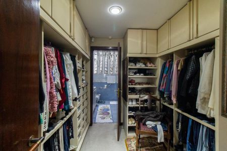 Casa à venda com 924m², 5 quartos e 10 vagas Casa à venda com 924m², 5 quartos e 10 vagasCloset da Suíte