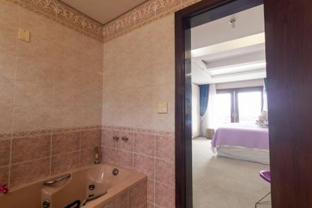 Casa à venda com 924m², 5 quartos e 10 vagas Casa à venda com 924m², 5 quartos e 10 vagasBanheiro da suíte 2