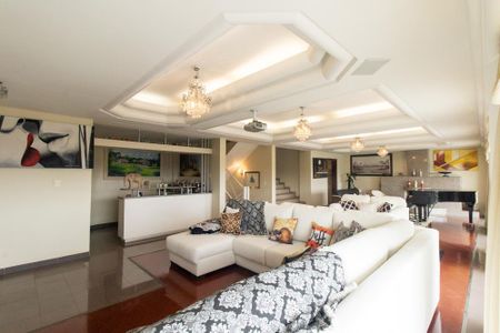 Casa à venda com 924m², 5 quartos e 10 vagas Casa à venda com 924m², 5 quartos e 10 vagasSala