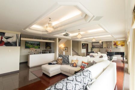 Casa à venda com 924m², 5 quartos e 10 vagas Casa à venda com 924m², 5 quartos e 10 vagasSala