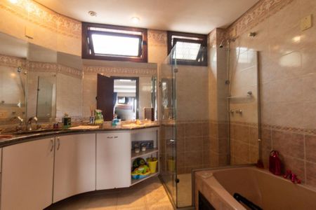 Casa à venda com 924m², 5 quartos e 10 vagas Casa à venda com 924m², 5 quartos e 10 vagasBanheiro da suíte 2