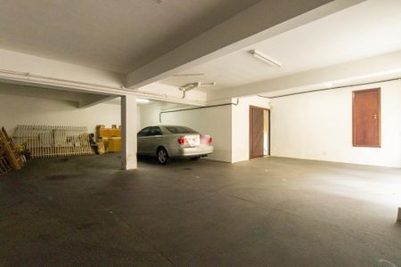 Casa à venda com 924m², 5 quartos e 10 vagas Casa à venda com 924m², 5 quartos e 10 vagasGaragem