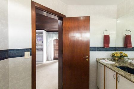 Casa à venda com 924m², 5 quartos e 10 vagas Casa à venda com 924m², 5 quartos e 10 vagasBanheiro da suíte 3
