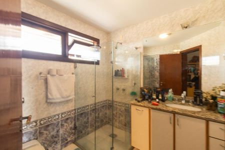 Casa à venda com 924m², 5 quartos e 10 vagas Casa à venda com 924m², 5 quartos e 10 vagasBanheiro da suíte 4