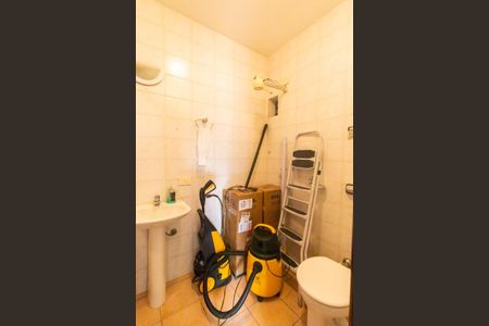 Casa à venda com 924m², 5 quartos e 10 vagas Casa à venda com 924m², 5 quartos e 10 vagasBanheiro de serviço 2