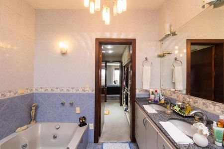 Banheiro da suíte  de casa à venda com 5 quartos, 924m² em Guabirotuba, Curitiba