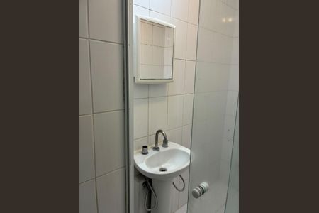 Banheiro de kitnet/studio para alugar com 1 quarto, 27m² em Santa Cecilia, São Paulo