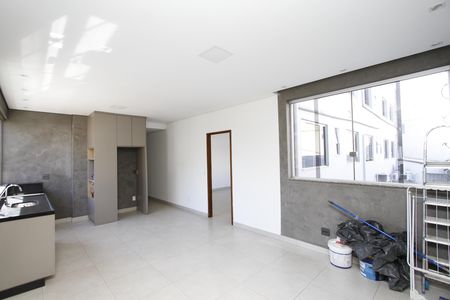 Sala de kitnet/studio para alugar com 1 quarto, 75m² em Barro Preto, Belo Horizonte