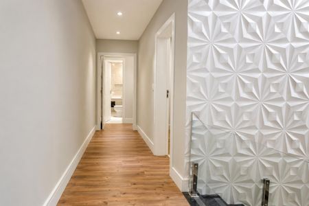 Corredor com piso de madeira e parede com decoração tridimensional. de casa à venda com 3 quartos, 140m² em Vila Constança, São Paulo