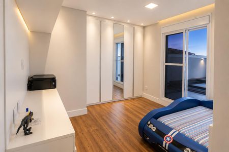 Quarto infantil com cama de carros e armário com espelho. de casa à venda com 3 quartos, 140m² em Vila Constança, São Paulo