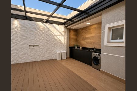 Varanda com lavanderia e piso de madeira, com iluminação natural e móveis simples. de casa à venda com 3 quartos, 140m² em Vila Constança, São Paulo