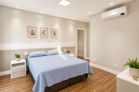 Quarto com cama de casal, mesas de cabeceira e quadros na parede. de casa à venda com 3 quartos, 140m² em Vila Constança, São Paulo