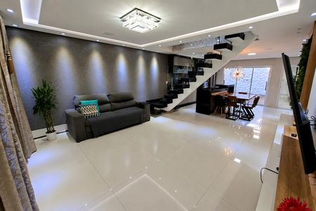 Sala de estar com sofá, mesa e cadeiras, iluminação adequada e piso de porcelanato. de casa à venda com 3 quartos, 140m² em Vila Constança, São Paulo