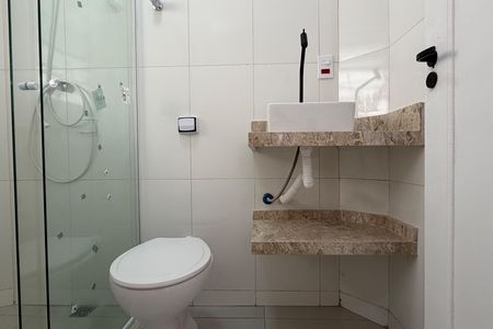 Banheiro de kitnet/studio para alugar com 1 quarto, 25m² em José Menino, Santos