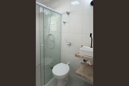 Banheiro de kitnet/studio para alugar com 1 quarto, 25m² em José Menino, Santos