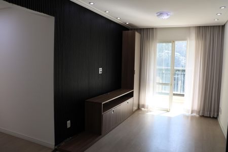 Sala de apartamento para alugar com 2 quartos, 68m² em Jardim Tupanci, Barueri