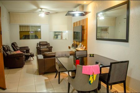 Casa à venda com 300m², 3 quartos e 3 vagas Casa à venda com 300m², 3 quartos e 3 vagasSala
