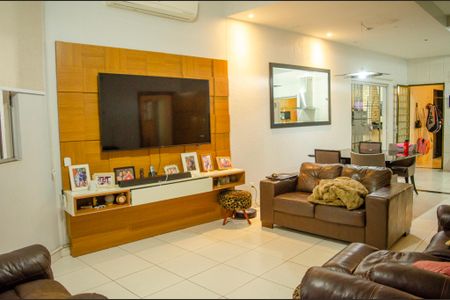Casa à venda com 3 quartos, 250m² em Vila Froes, Goiânia