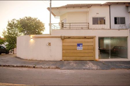 Fachada de casa à venda com 3 quartos, 250m² em Vila Froes, Goiânia