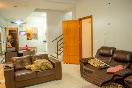 Casa à venda com 300m², 3 quartos e 3 vagas Casa à venda com 300m², 3 quartos e 3 vagasSala