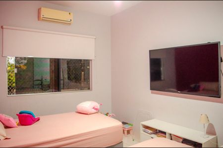 Casa à venda com 300m², 3 quartos e 3 vagas Casa à venda com 300m², 3 quartos e 3 vagasQuarto 1